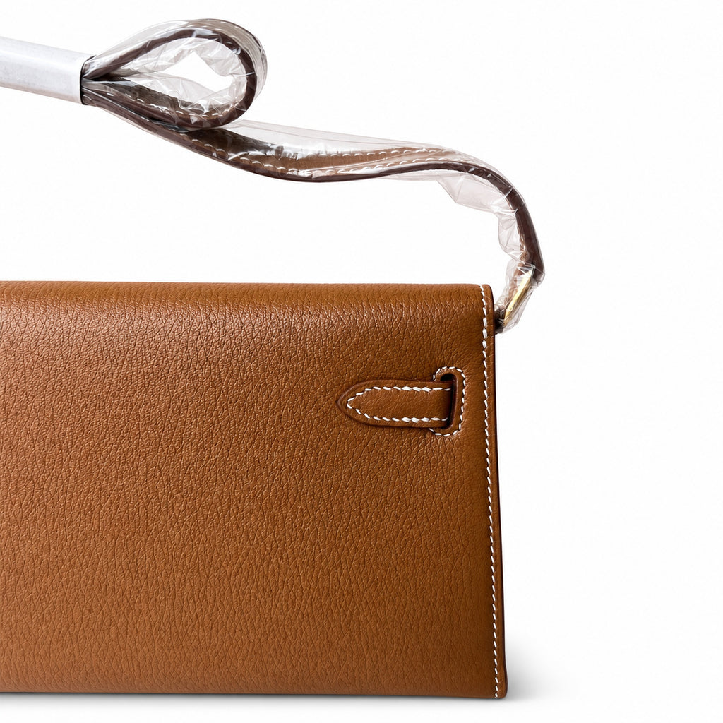 Hermès’ new armpit bag is here. A new member has been added to the Kelly family. Just looking at the online picture, I’m so excited. The first look at the real thing feels like an enlarged version of