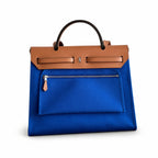 Hermers' popular herbag 31cm is designed to be inspired by saddle bags. The body of the bag is made of canvas, and the outer seams, shoulder straps and handbags are made of leather. The appearance is