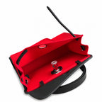 Hermers' popular herbag 31cm is designed to be inspired by saddle bags. The body of the bag is made of canvas, and the outer seams, shoulder straps and handbags are made of leather. The appearance is