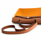 Hermers' popular herbag 31cm is designed to be inspired by saddle bags. The body of the bag is made of canvas, and the outer seams, shoulder straps and handbags are made of leather. The appearance is