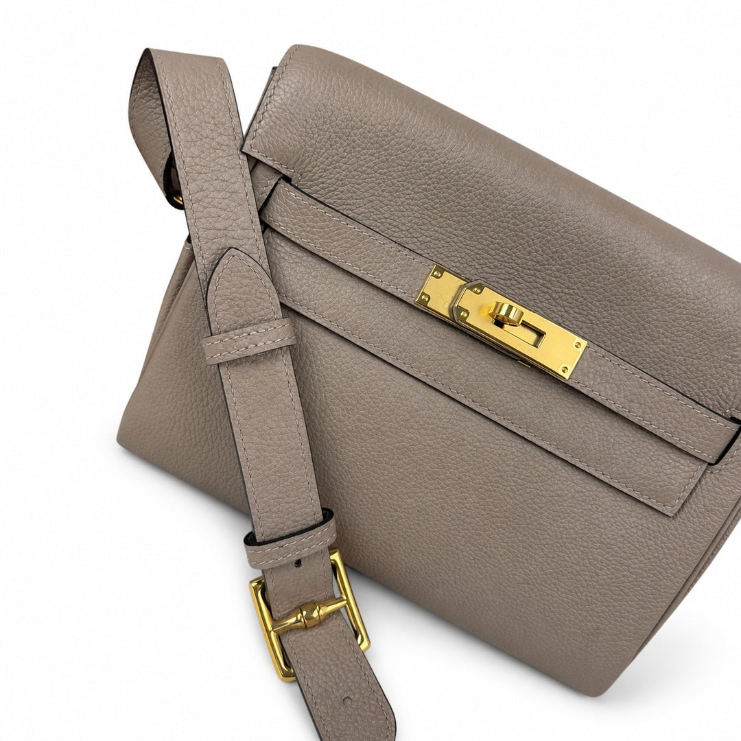 🆕 In stock Kelly Messenger messenger bag for men and women, light gray gold buckle, imported leather, all-steel hand-waxed thread, the highest cost-effectiveness on the Internet. The classic combinati