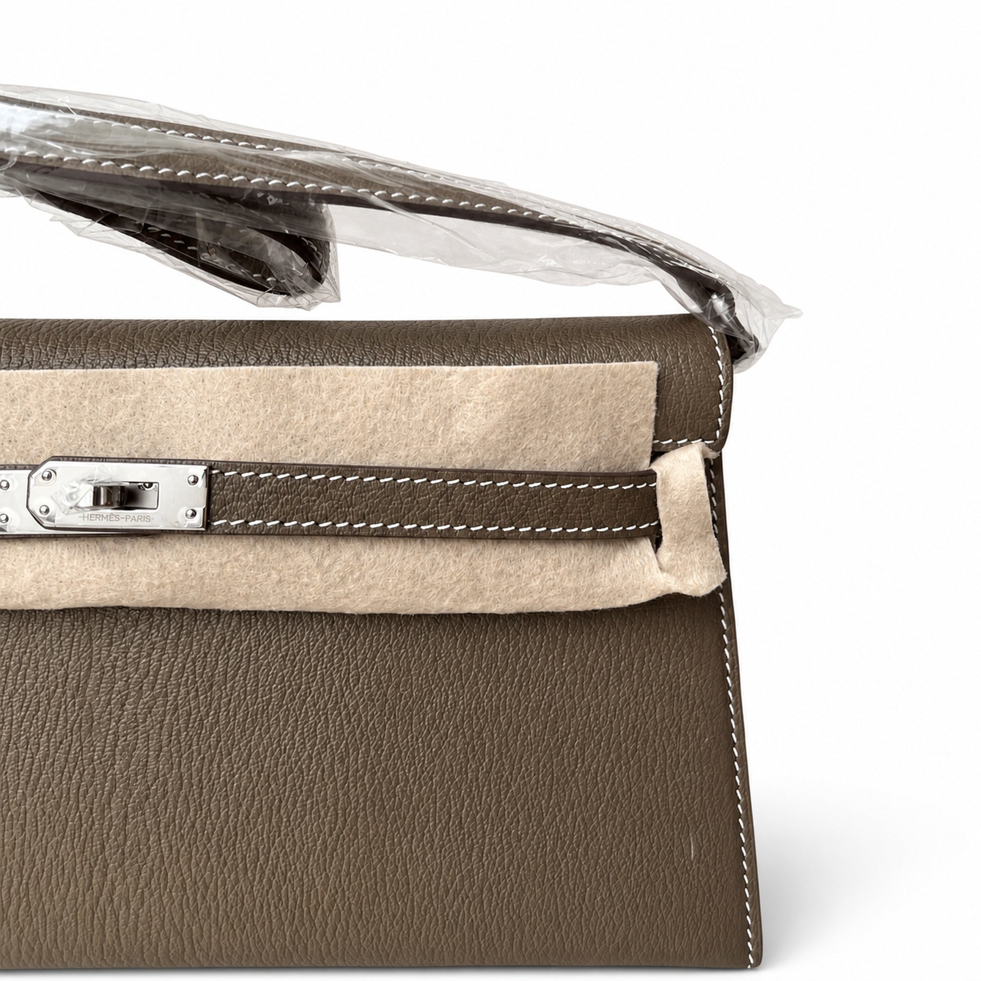Hermès’ new armpit bag is here. A new member has been added to the Kelly family. Just looking at the online picture, I’m so excited. The first look at the real thing feels like an enlarged version of