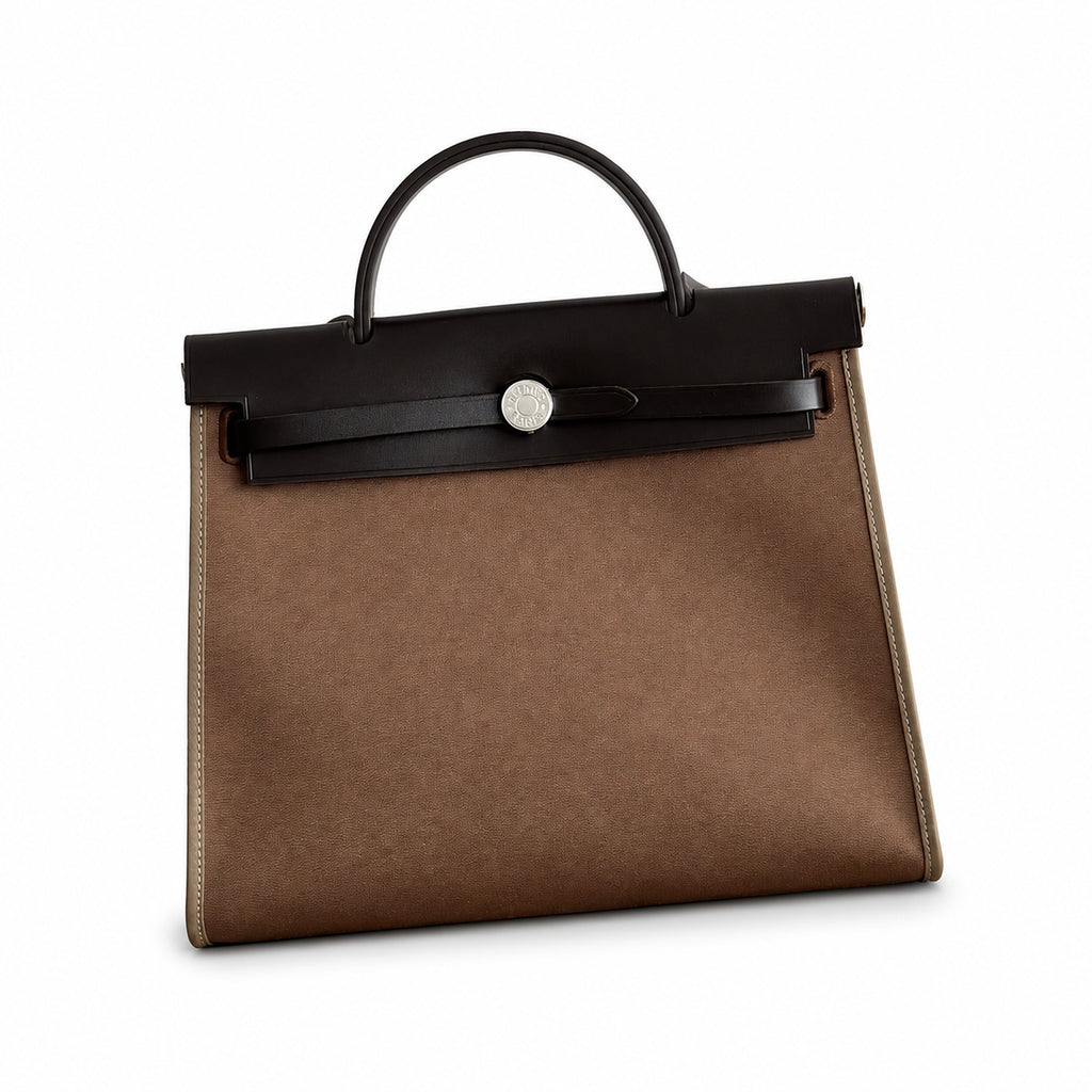 Hermers' popular herbag 31cm is designed to be inspired by saddle bags. The body of the bag is made of canvas, and the outer seams, shoulder straps and handbags are made of leather. The appearance is