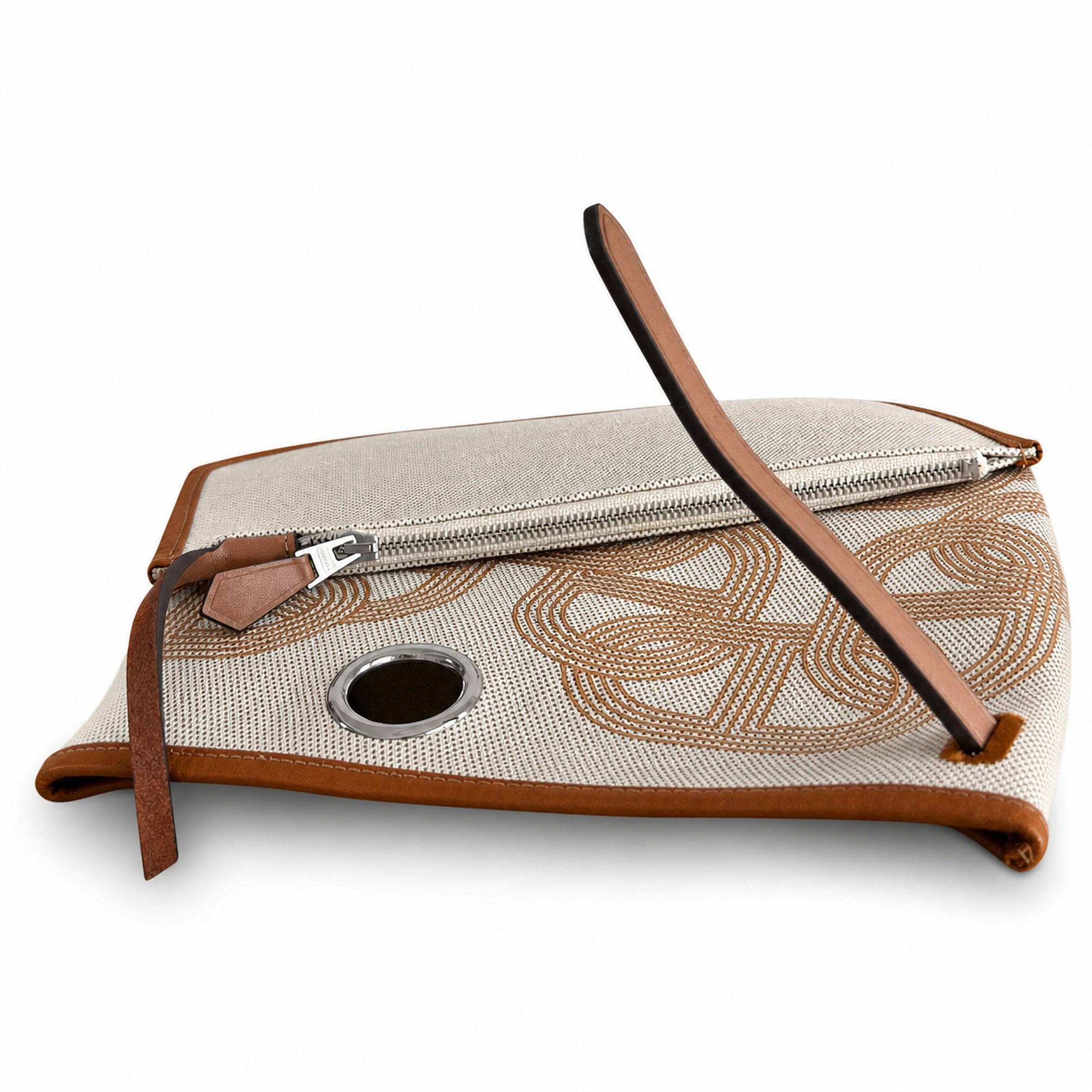 Hermers' popular herbag 31cm is designed to be inspired by saddle bags. The body of the bag is made of canvas, and the inseam, shoulder straps and handle are made of leather. The appearance is very si