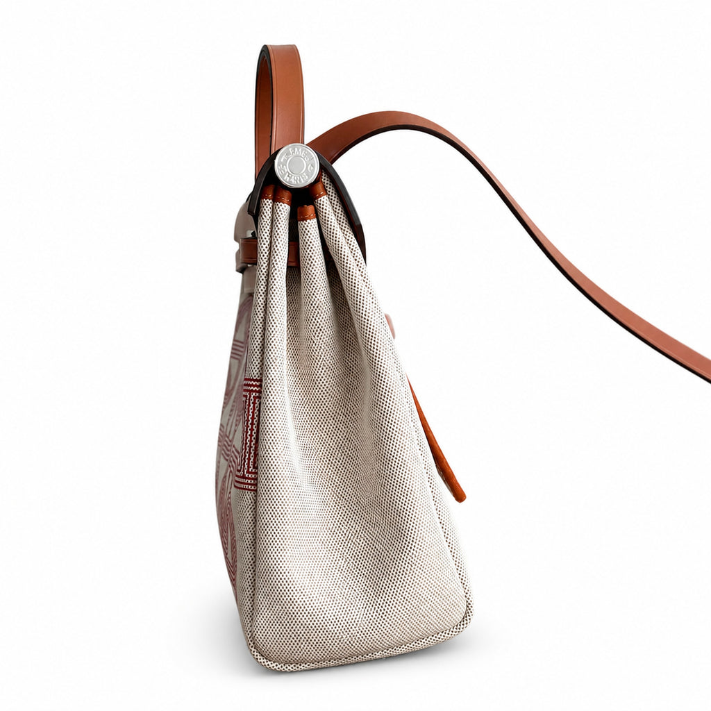 Hermers' popular herbag 31cm is designed to be inspired by saddle bags. The body of the bag is made of canvas, and the inseam, shoulder straps and handle are made of leather. The appearance is very si