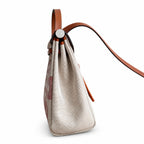 Hermers' popular herbag 31cm is designed to be inspired by saddle bags. The body of the bag is made of canvas, and the inseam, shoulder straps and handle are made of leather. The appearance is very si
