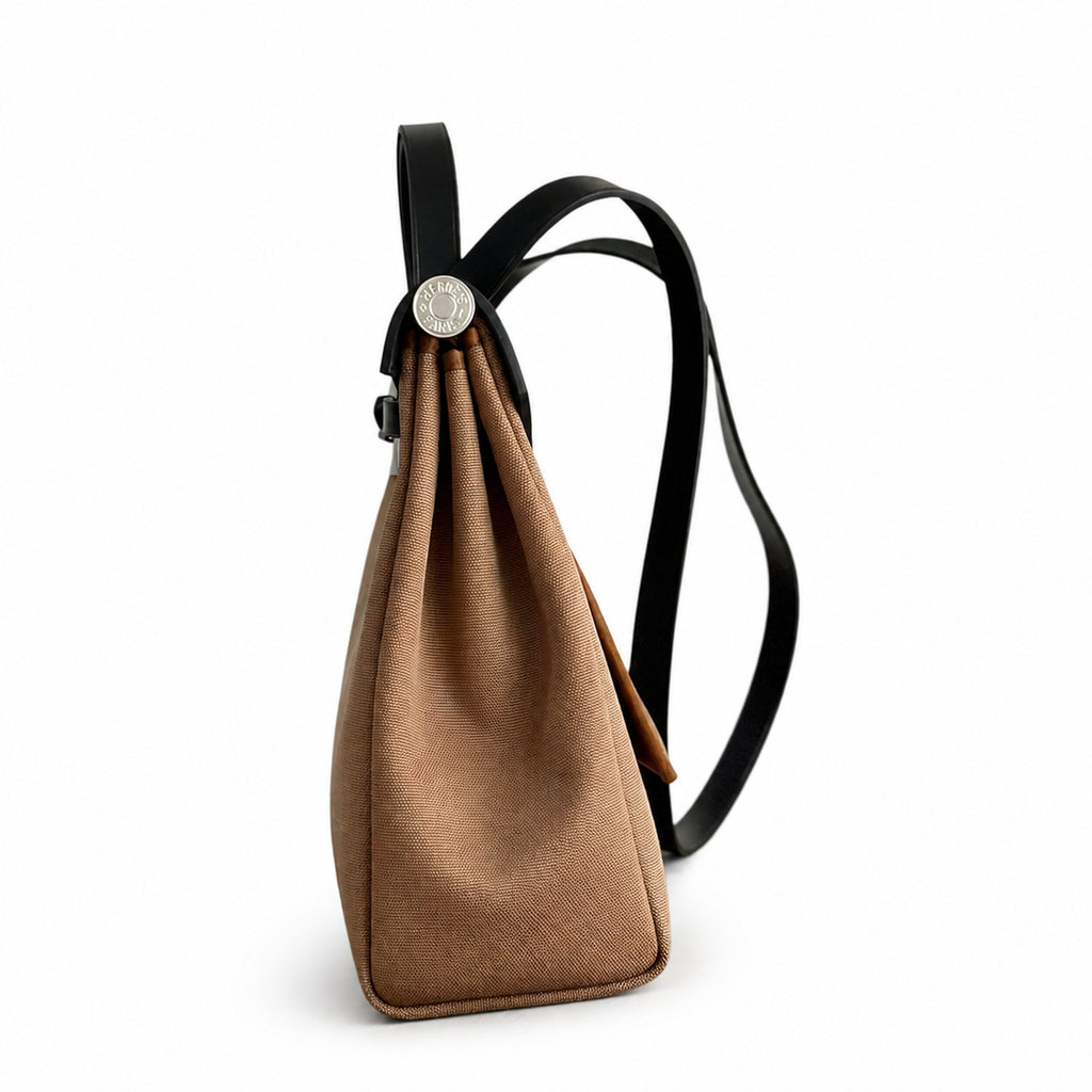 Hermers' popular herbag 31cm is designed to be inspired by saddle bags. The body of the bag is made of canvas, and the inseam, shoulder straps and handle are made of leather. The appearance is very si
