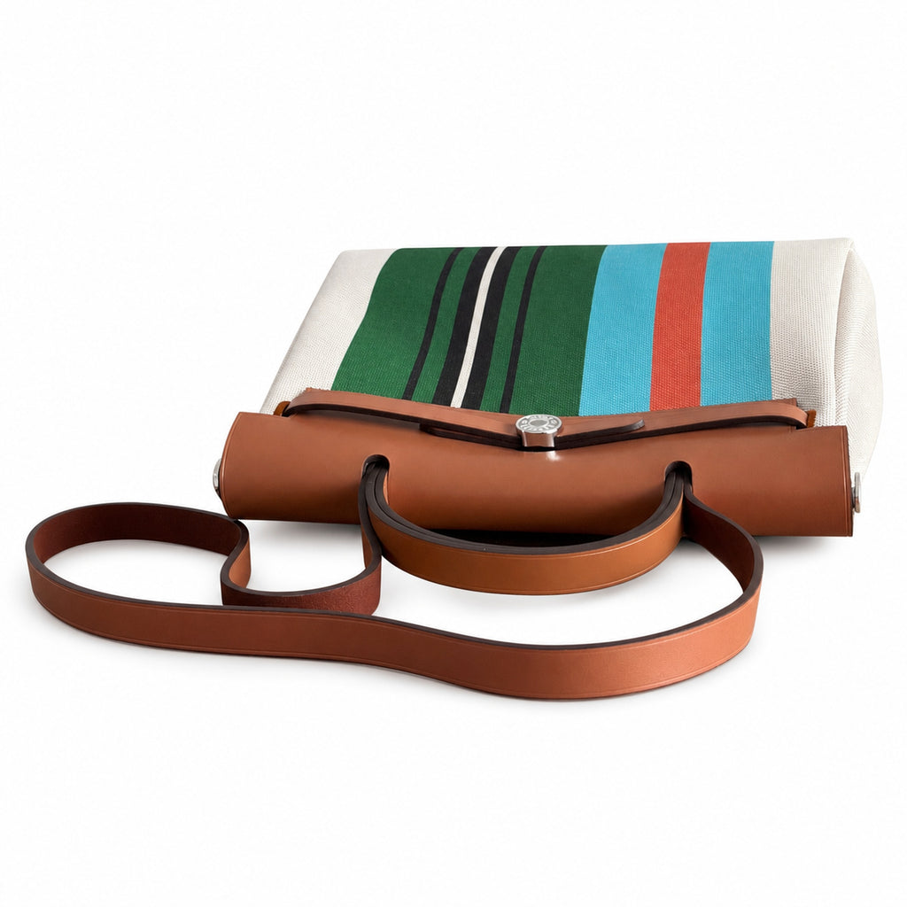Hermers' popular herbag 31cm is designed to be inspired by saddle bags. The body of the bag is made of canvas, and the inseam, shoulder straps and handle are made of leather. The appearance is very si