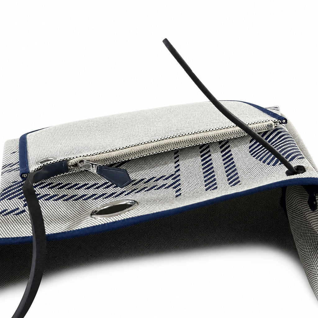 Hermers' popular herbag 31cm is designed to be inspired by saddle bags. The body of the bag is made of canvas, and the inseam, shoulder straps and handle are made of leather. The appearance is very si