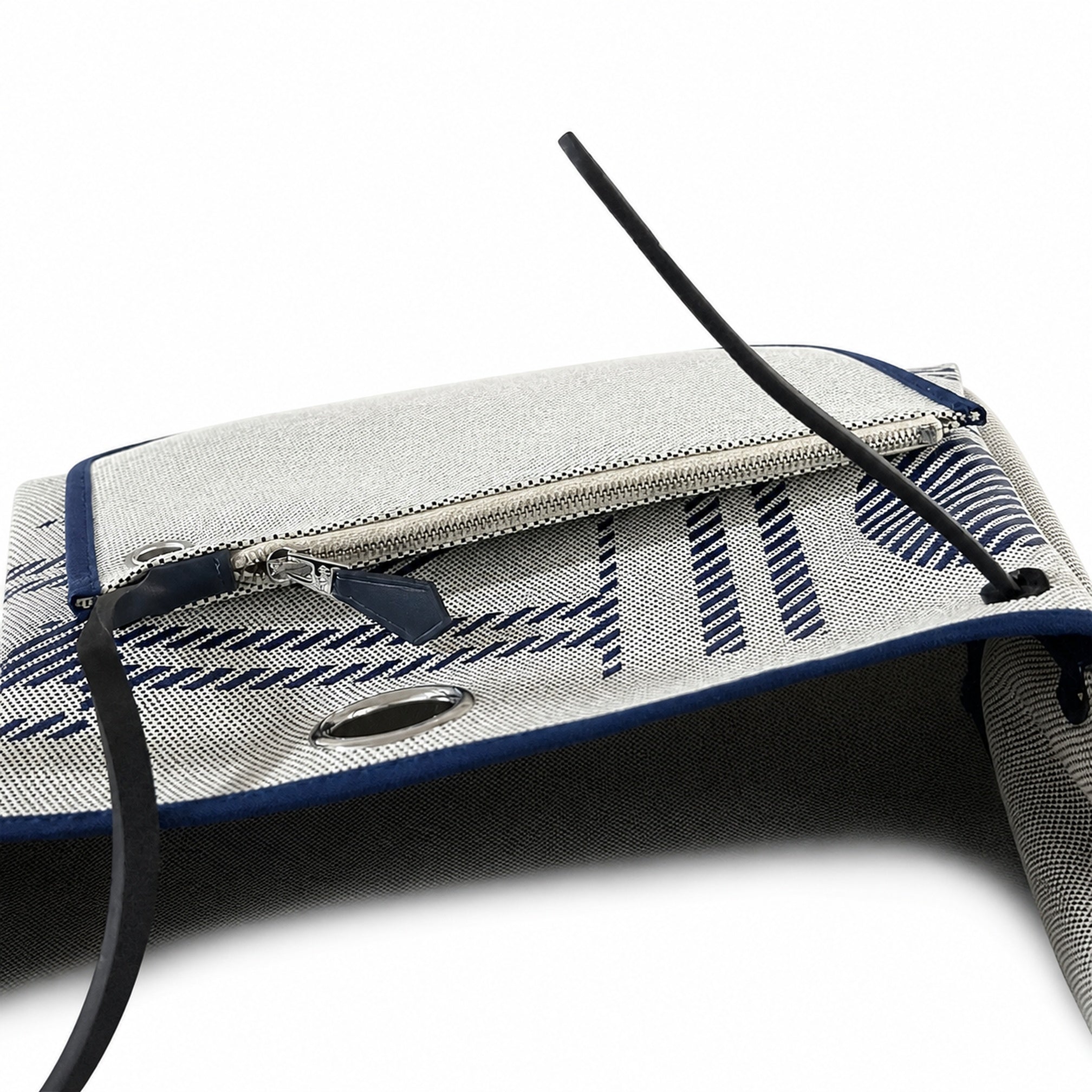 Hermers' popular herbag 31cm is designed to be inspired by saddle bags. The body of the bag is made of canvas, and the inseam, shoulder straps and handle are made of leather. The appearance is very si