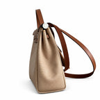 Hermers' popular herbag 31cm is designed to be inspired by saddle bags. The body of the bag is made of canvas, and the inseam, shoulder straps and handle are made of leather. The appearance is very si