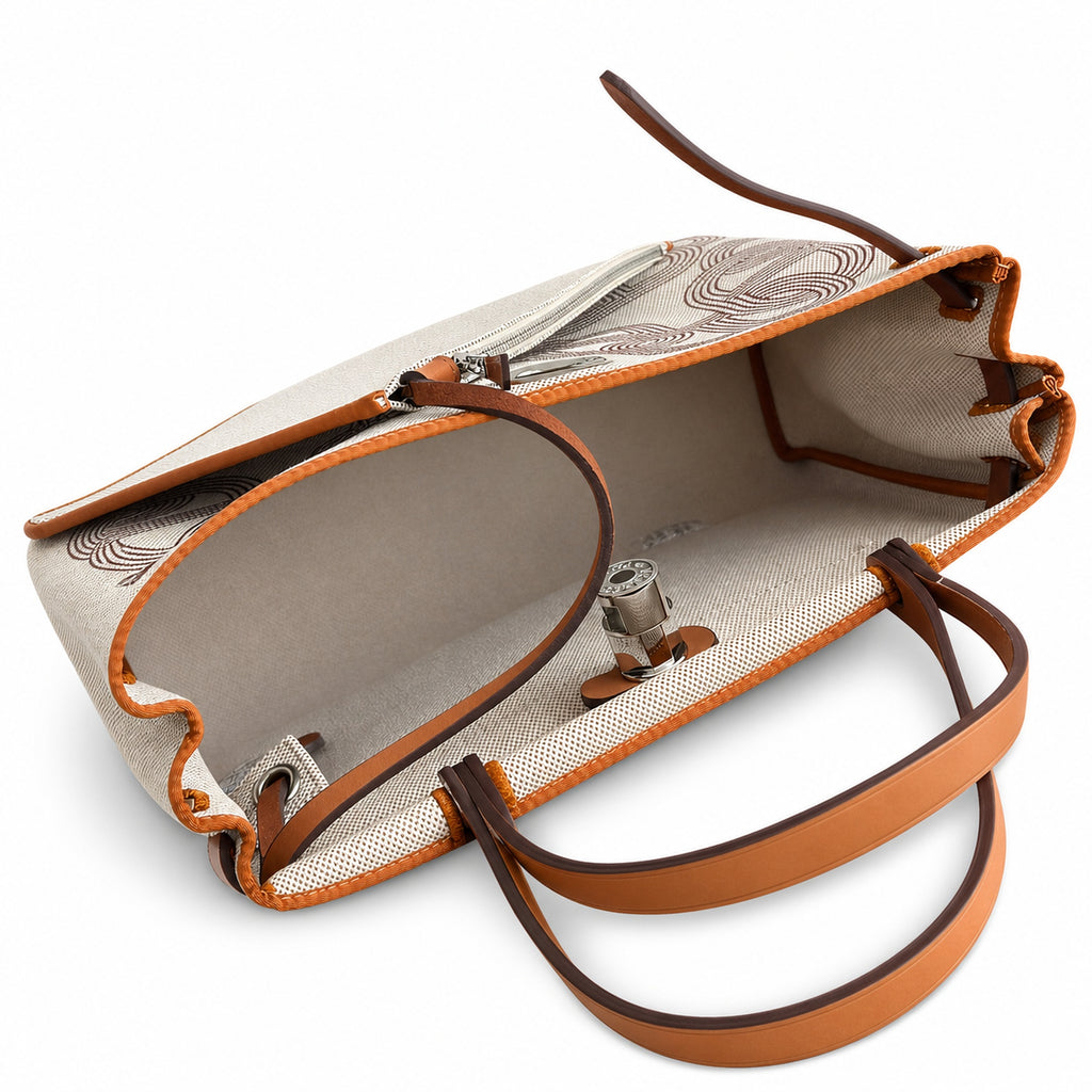Hermers' popular herbag 31cm is designed to be inspired by saddle bags. The body of the bag is made of canvas, and the inseam, shoulder straps and handle are made of leather. The appearance is very si