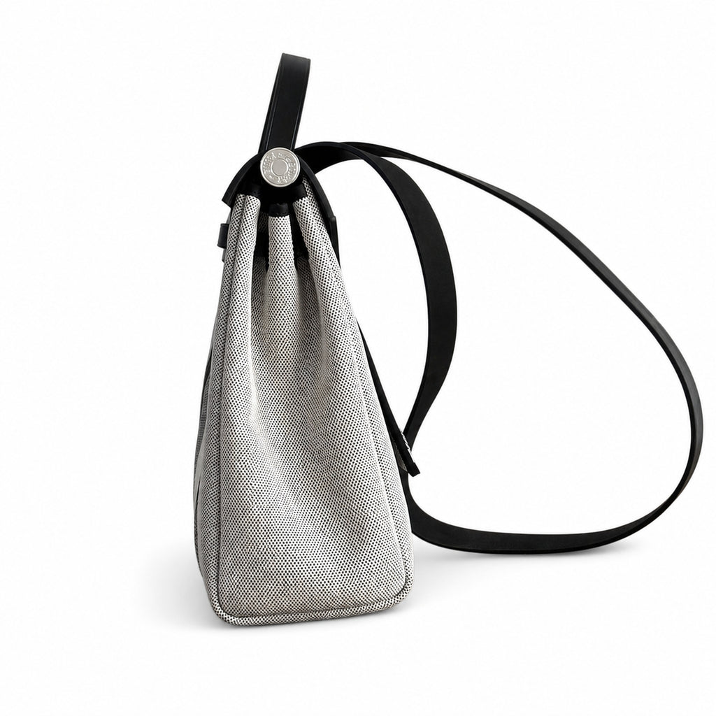 Hermers' popular herbag 31cm is designed to be inspired by saddle bags. The body of the bag is made of canvas, and the inseam, shoulder straps and handle are made of leather. The appearance is very si