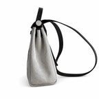 Hermers' popular herbag 31cm is designed to be inspired by saddle bags. The body of the bag is made of canvas, and the inseam, shoulder straps and handle are made of leather. The appearance is very si
