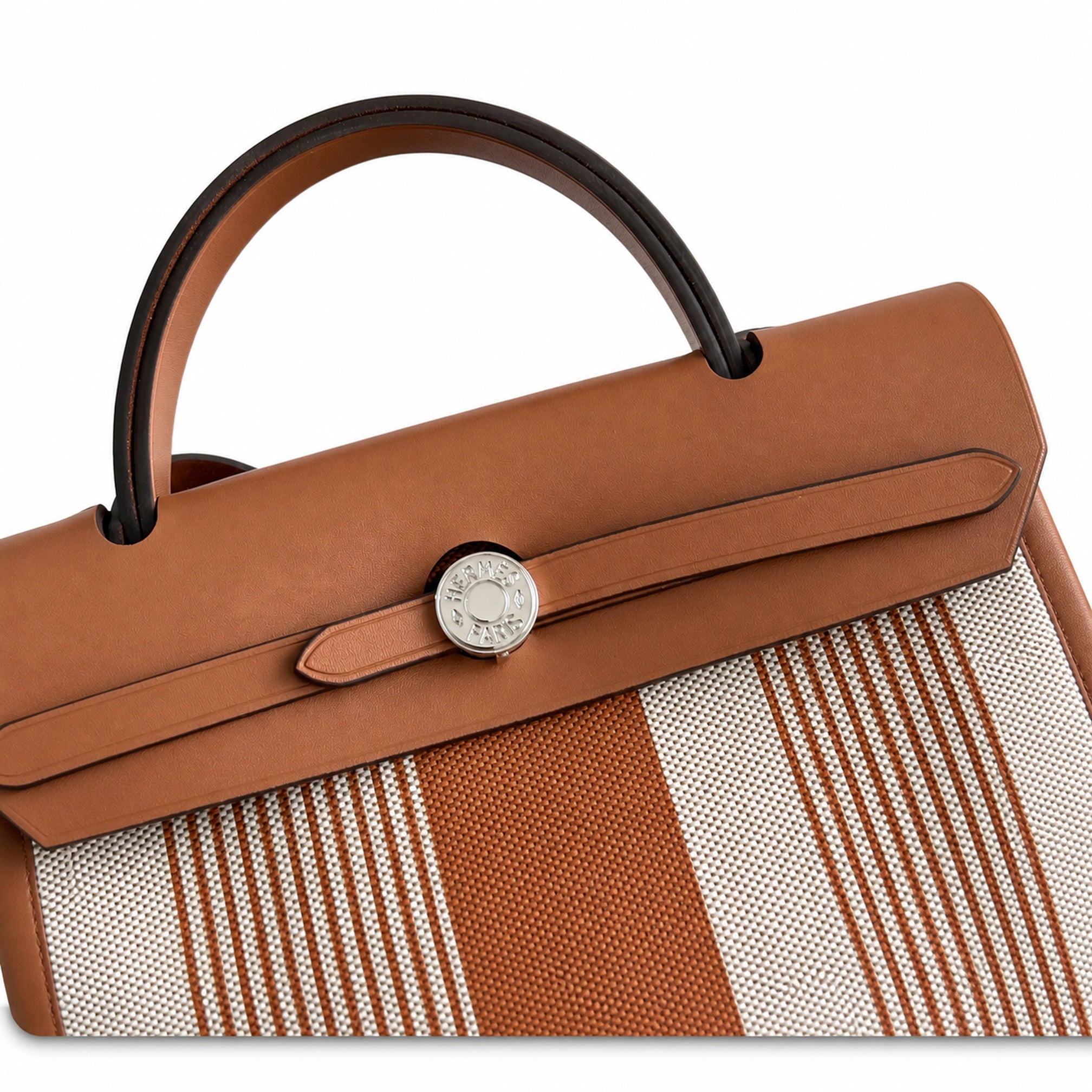 Hermers' popular herbag 31cm is designed to be inspired by saddle bags. The body of the bag is made of canvas, and the inseam, shoulder straps and handle are made of leather. The appearance is very si
