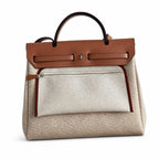 Hermers' popular herbag 31cm is designed to be inspired by saddle bags. The body of the bag is made of canvas, and the inseam, shoulder straps and handle are made of leather. The appearance is very si