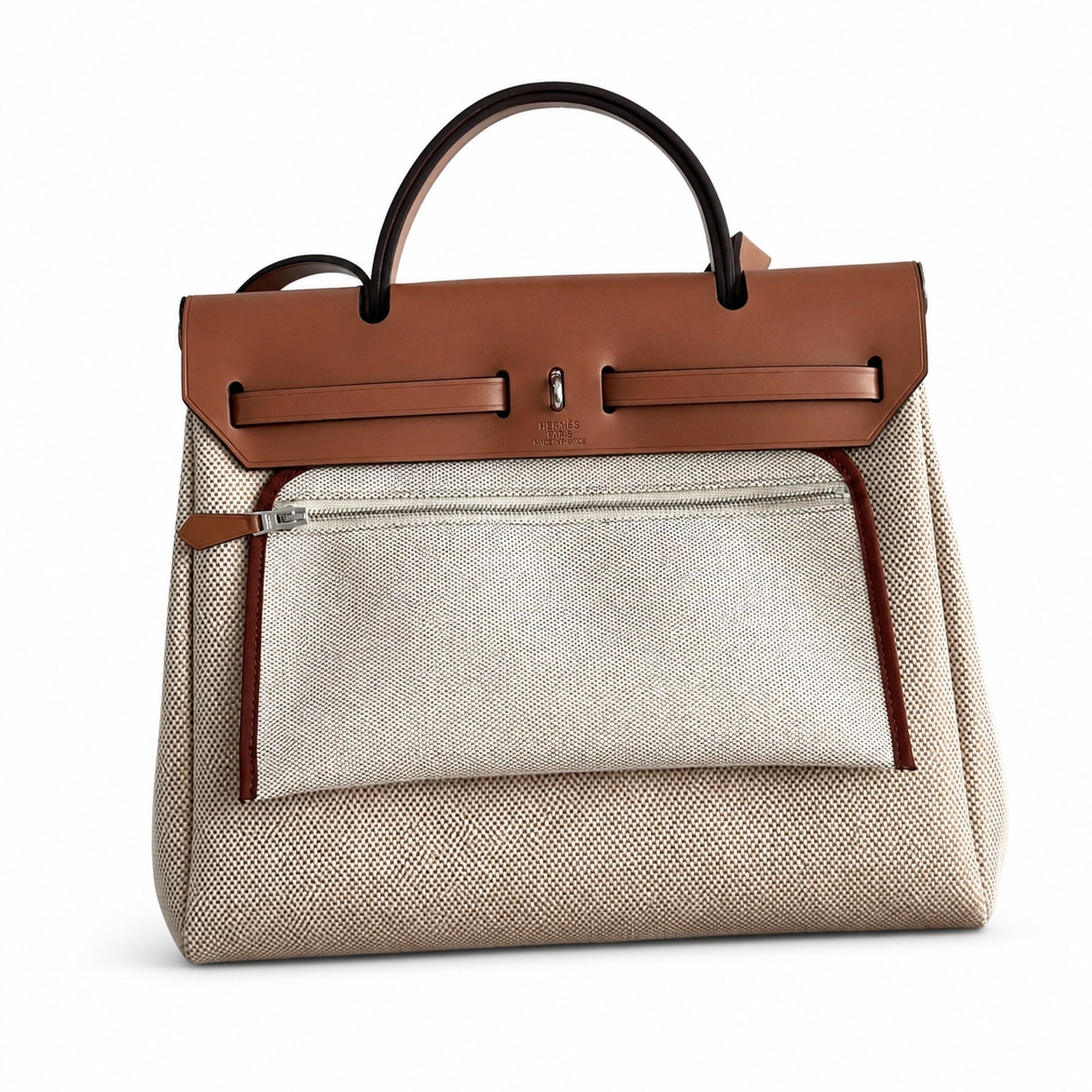 Hermers' popular herbag 31cm is designed to be inspired by saddle bags. The body of the bag is made of canvas, and the inseam, shoulder straps and handle are made of leather. The appearance is very si
