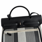 Hermers' popular herbag 31cm is designed to be inspired by saddle bags. The body of the bag is made of canvas, and the inseam, shoulder straps and handle are made of leather. The appearance is very si