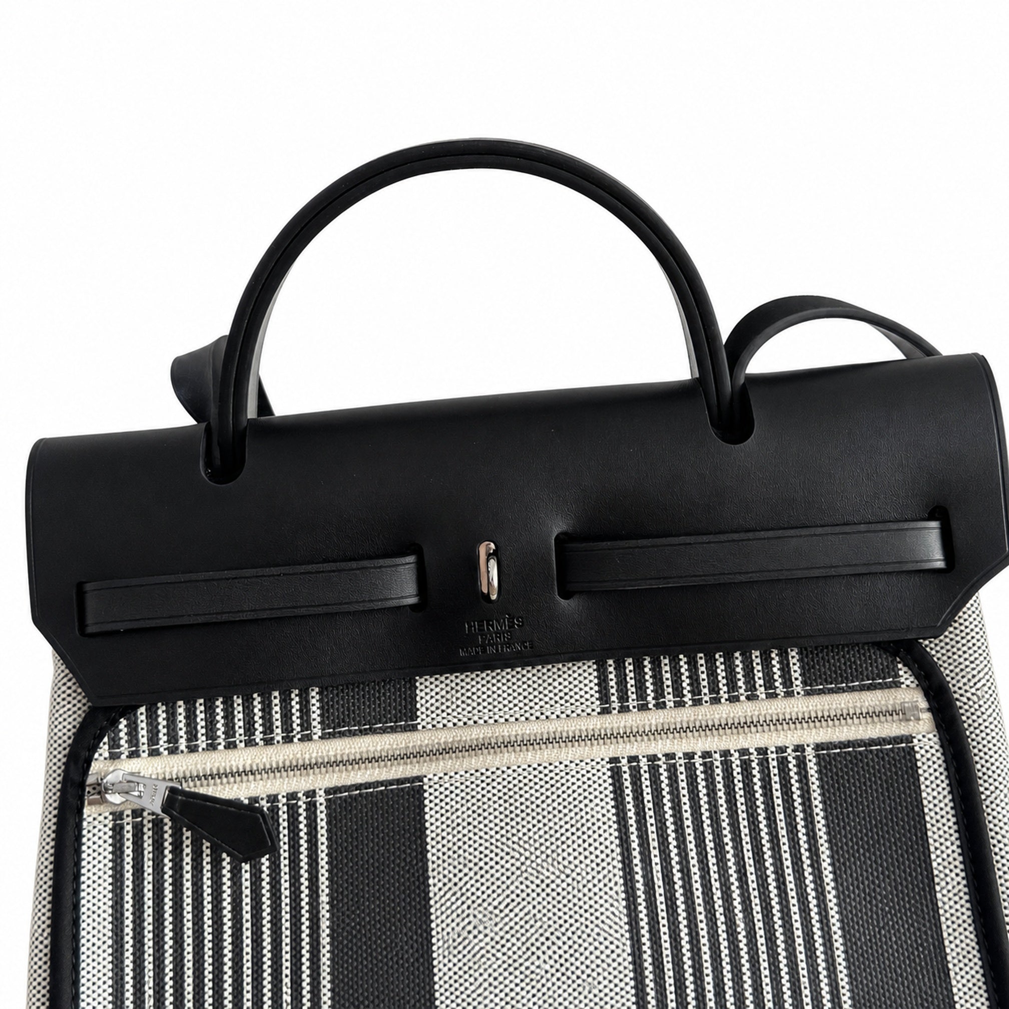 Hermers' popular herbag 31cm is designed to be inspired by saddle bags. The body of the bag is made of canvas, and the inseam, shoulder straps and handle are made of leather. The appearance is very si