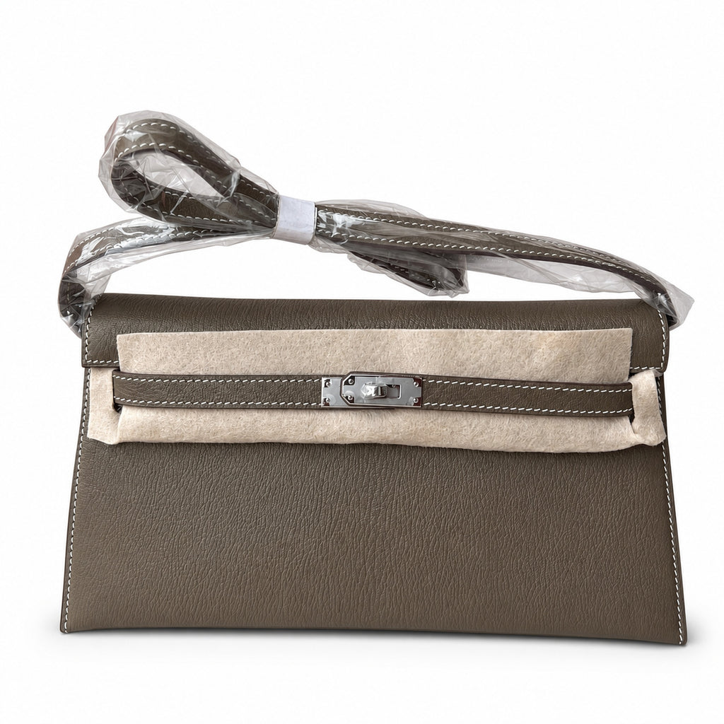 Hermès’ new armpit bag is here. A new member has been added to the Kelly family. Just looking at the online picture, I’m so excited. The first look at the real thing feels like an enlarged version of
