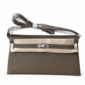 Hermès’ new armpit bag is here. A new member has been added to the Kelly family. Just looking at the online picture, I’m so excited. The first look at the real thing feels like an enlarged version of