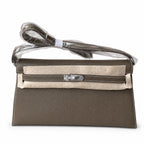 Hermès’ new armpit bag is here. A new member has been added to the Kelly family. Just looking at the online picture, I’m so excited. The first look at the real thing feels like an enlarged version of