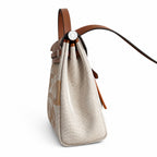 Hermers' popular herbag 31cm is designed to be inspired by saddle bags. The body of the bag is made of canvas, and the inseam, shoulder straps and handle are made of leather. The appearance is very si