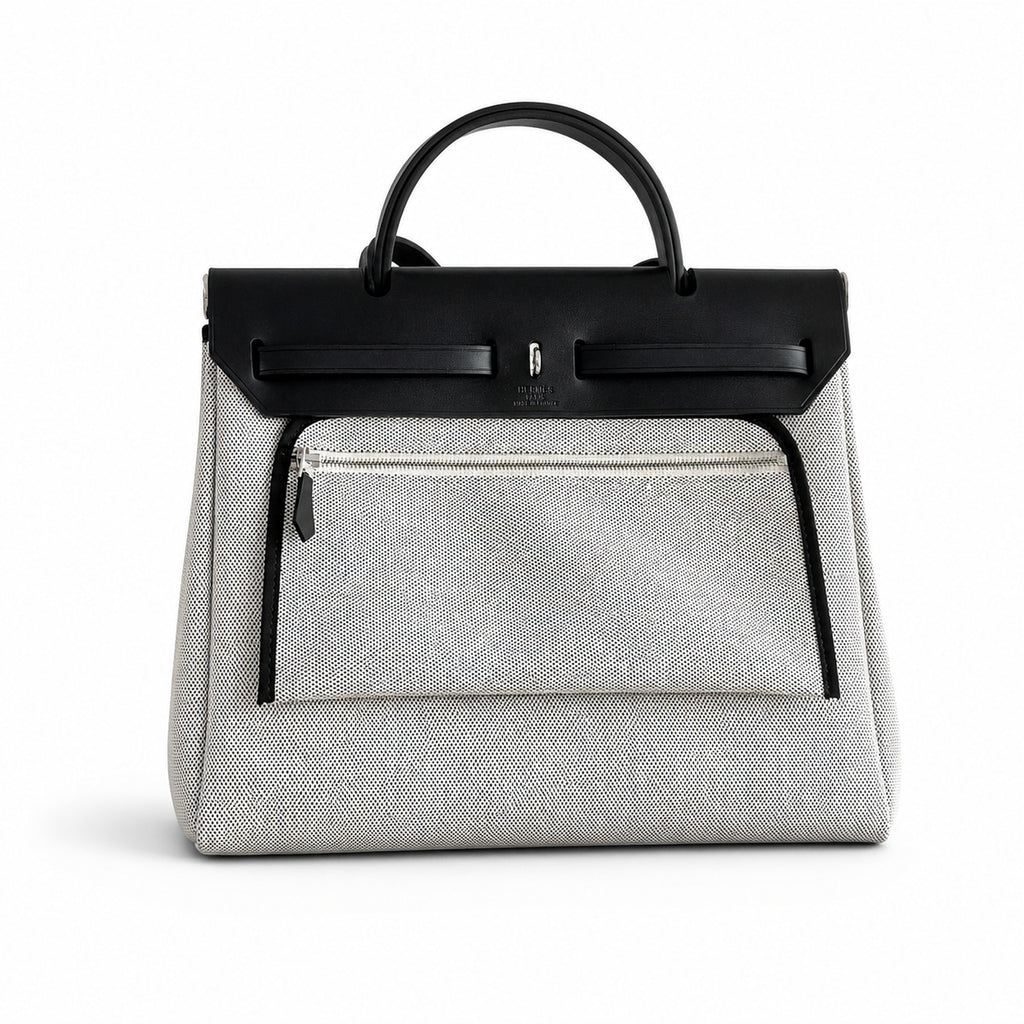 Hermers' popular herbag 31cm is designed to be inspired by saddle bags. The body of the bag is made of canvas, and the inseam, shoulder straps and handle are made of leather. The appearance is very si