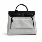 Hermers' popular herbag 31cm is designed to be inspired by saddle bags. The body of the bag is made of canvas, and the inseam, shoulder straps and handle are made of leather. The appearance is very si