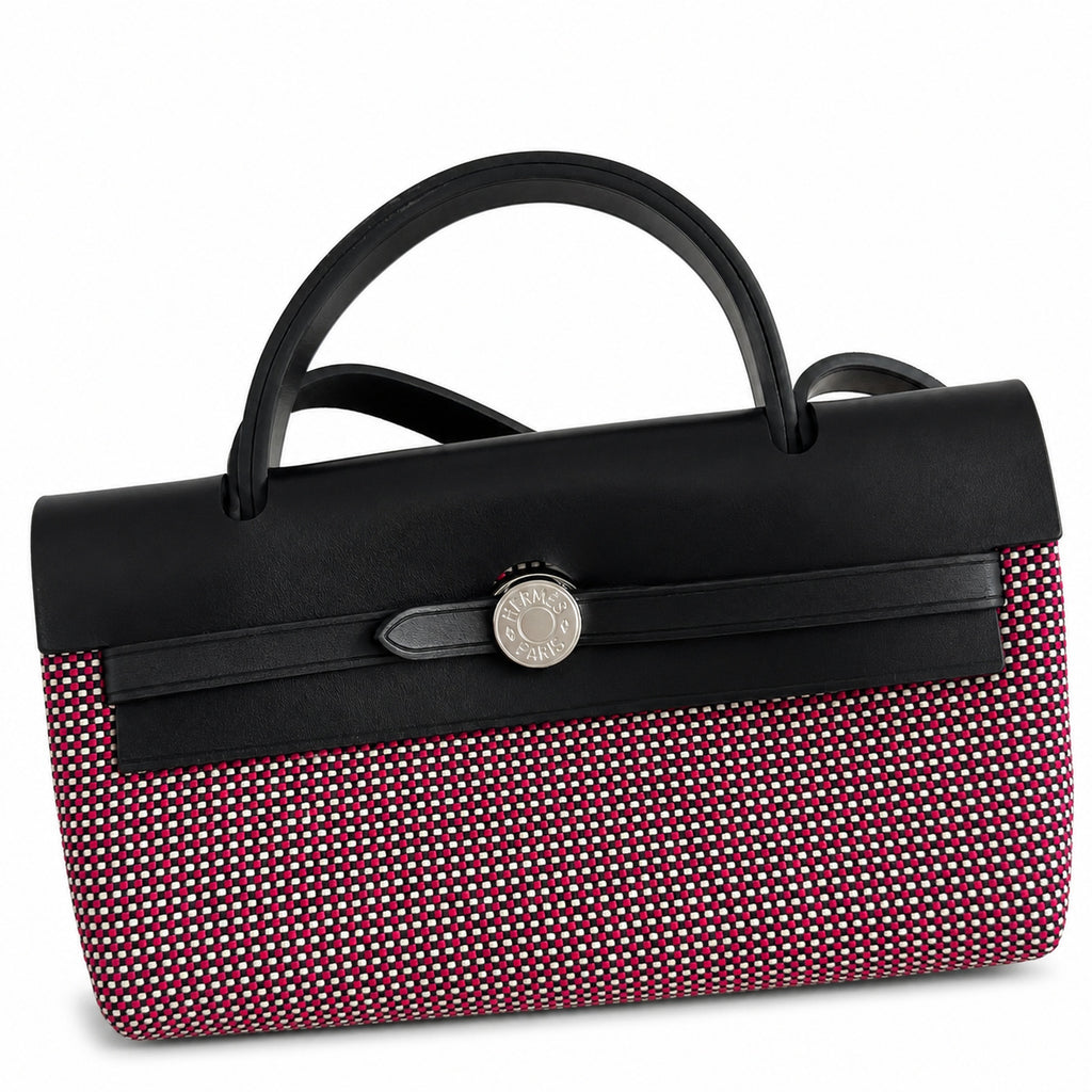 Hermers' popular herbag 31cm is designed to be inspired by saddle bags. The body of the bag is made of canvas, and the inseam, shoulder straps and handle are made of leather. The appearance is very si