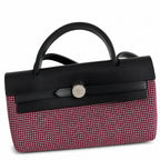 Hermers' popular herbag 31cm is designed to be inspired by saddle bags. The body of the bag is made of canvas, and the inseam, shoulder straps and handle are made of leather. The appearance is very si