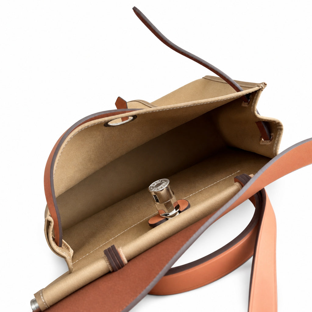 Hermers' popular herbag 31cm is designed to be inspired by saddle bags. The body of the bag is made of canvas, and the outer seams, shoulder straps and handbags are made of leather. The appearance is