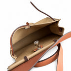 Hermers' popular herbag 31cm is designed to be inspired by saddle bags. The body of the bag is made of canvas, and the outer seams, shoulder straps and handbags are made of leather. The appearance is