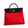 Hermers' popular herbag 31cm is designed to be inspired by saddle bags. The body of the bag is made of canvas, and the outer seams, shoulder straps and handbags are made of leather. The appearance is
