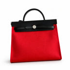 Hermers' popular herbag 31cm is designed to be inspired by saddle bags. The body of the bag is made of canvas, and the outer seams, shoulder straps and handbags are made of leather. The appearance is