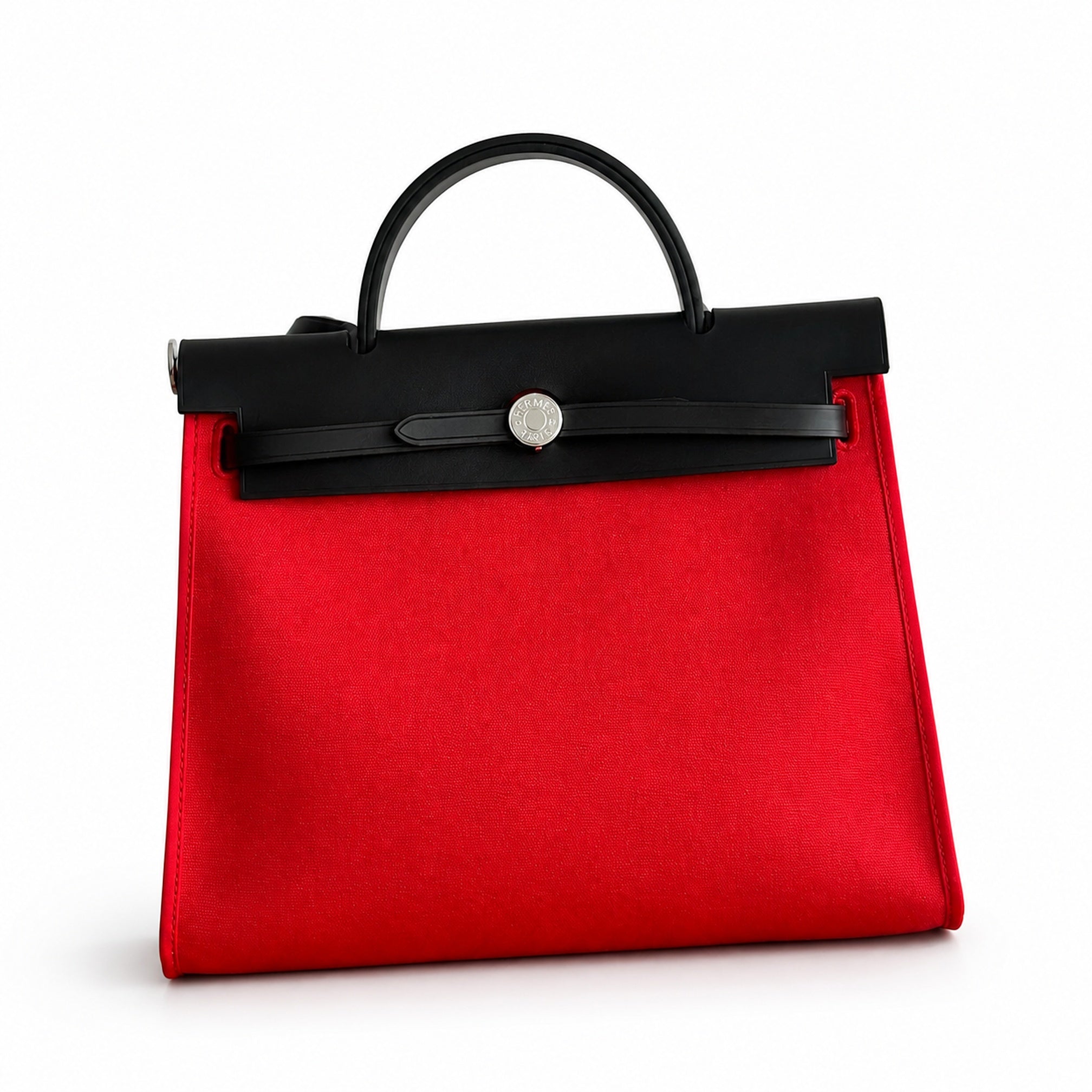 Hermers' popular herbag 31cm is designed to be inspired by saddle bags. The body of the bag is made of canvas, and the outer seams, shoulder straps and handbags are made of leather. The appearance is