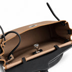 Hermers' popular herbag 31cm is designed to be inspired by saddle bags. The body of the bag is made of canvas, and the inseam, shoulder straps and handle are made of leather. The appearance is very si