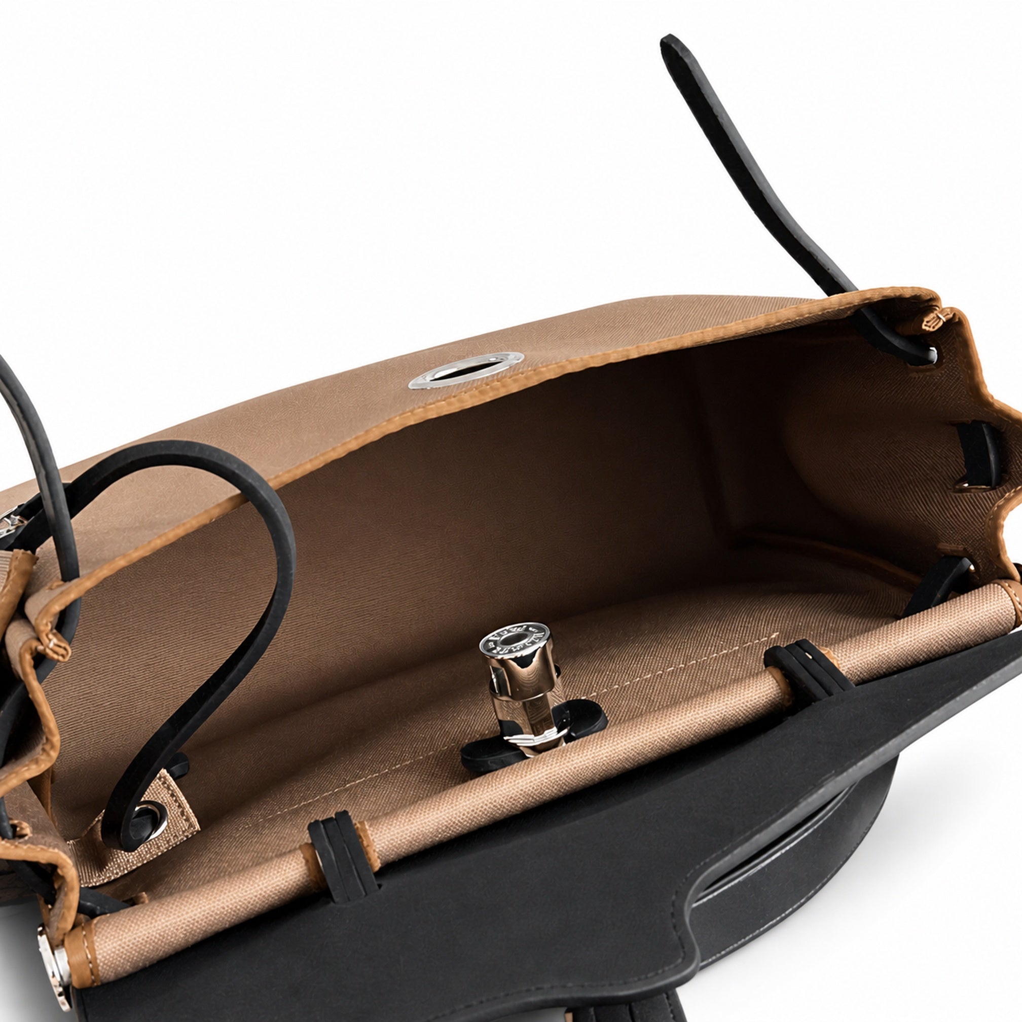Hermers' popular herbag 31cm is designed to be inspired by saddle bags. The body of the bag is made of canvas, and the inseam, shoulder straps and handle are made of leather. The appearance is very si