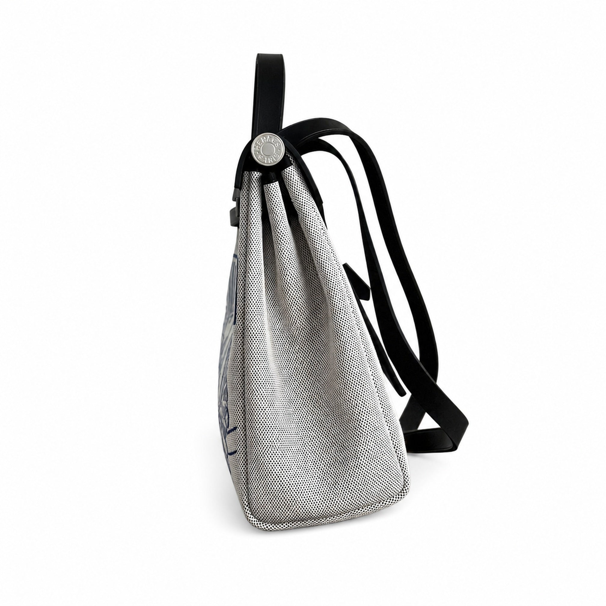 Hermers' popular herbag 31cm is designed to be inspired by saddle bags. The body of the bag is made of canvas, and the inseam, shoulder straps and handle are made of leather. The appearance is very si