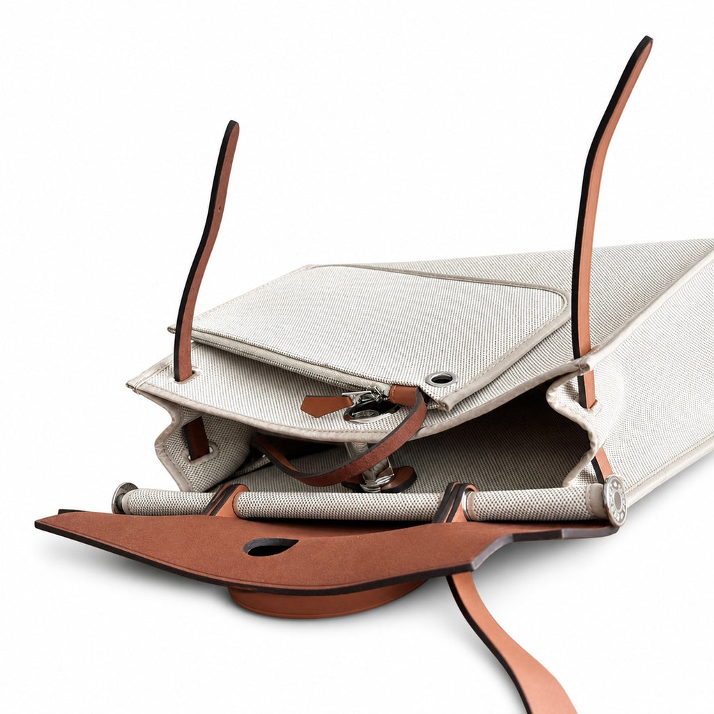 Hermers' popular herbag 31cm is designed to be inspired by saddle bags. The body of the bag is made of canvas, and the outer seams, shoulder straps and handbags are made of leather. The appearance is