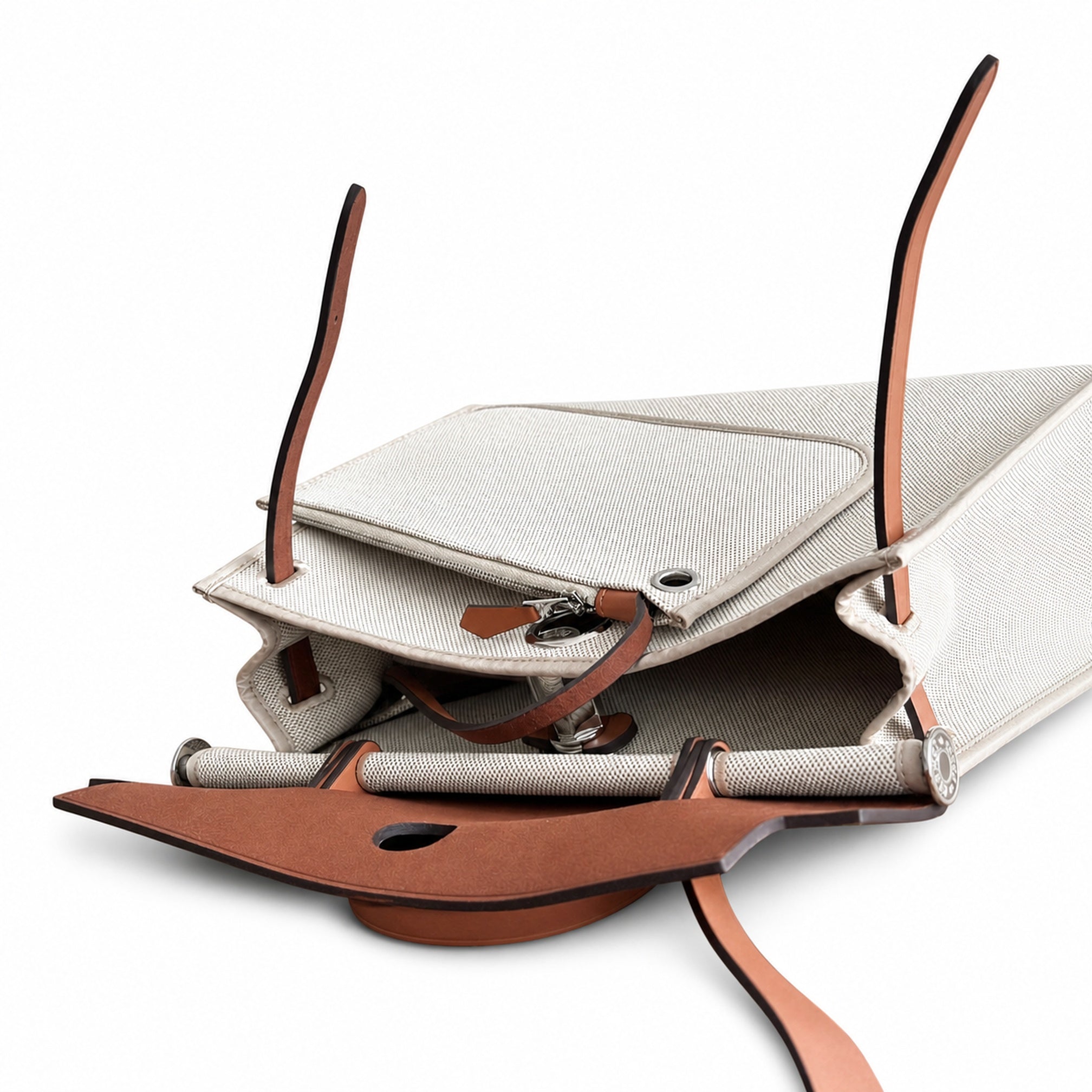 Hermers' popular herbag 31cm is designed to be inspired by saddle bags. The body of the bag is made of canvas, and the outer seams, shoulder straps and handbags are made of leather. The appearance is