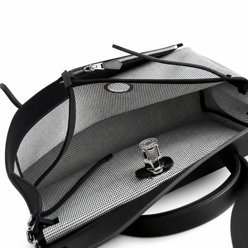 Hermers' popular herbag 31cm is designed to be inspired by saddle bags. The body of the bag is made of canvas, and the inseam, shoulder straps and handle are made of leather. The appearance is very si