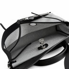 Hermers' popular herbag 31cm is designed to be inspired by saddle bags. The body of the bag is made of canvas, and the inseam, shoulder straps and handle are made of leather. The appearance is very si