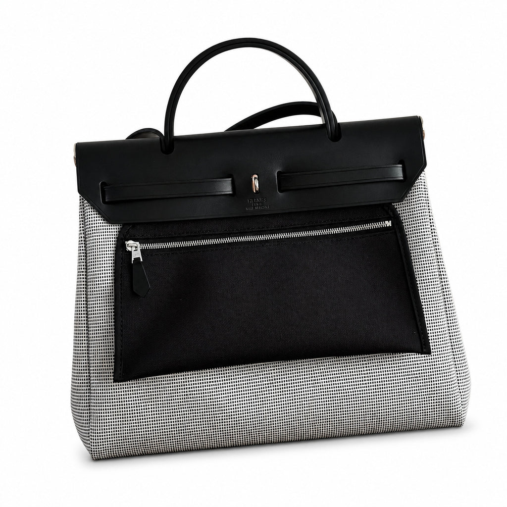 Hermers' popular herbag 31cm is designed to be inspired by saddle bags. The body of the bag is made of canvas, and the inseam, shoulder straps and handle are made of leather. The appearance is very si