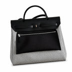 Hermers' popular herbag 31cm is designed to be inspired by saddle bags. The body of the bag is made of canvas, and the inseam, shoulder straps and handle are made of leather. The appearance is very si