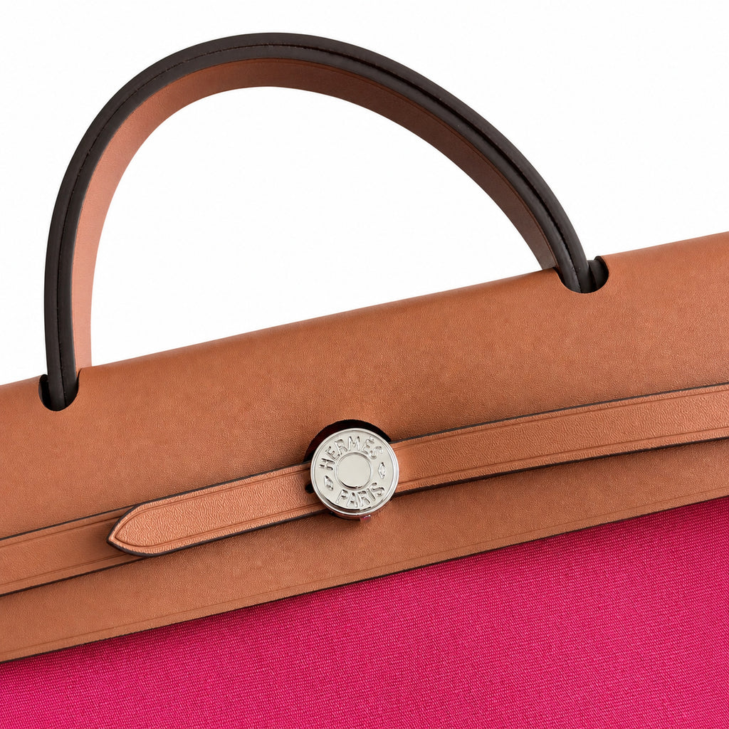Hermers' popular herbag 31cm is designed to be inspired by saddle bags. The body of the bag is made of canvas, and the outer seams, shoulder straps and handbags are made of leather. The appearance is