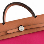 Hermers' popular herbag 31cm is designed to be inspired by saddle bags. The body of the bag is made of canvas, and the outer seams, shoulder straps and handbags are made of leather. The appearance is