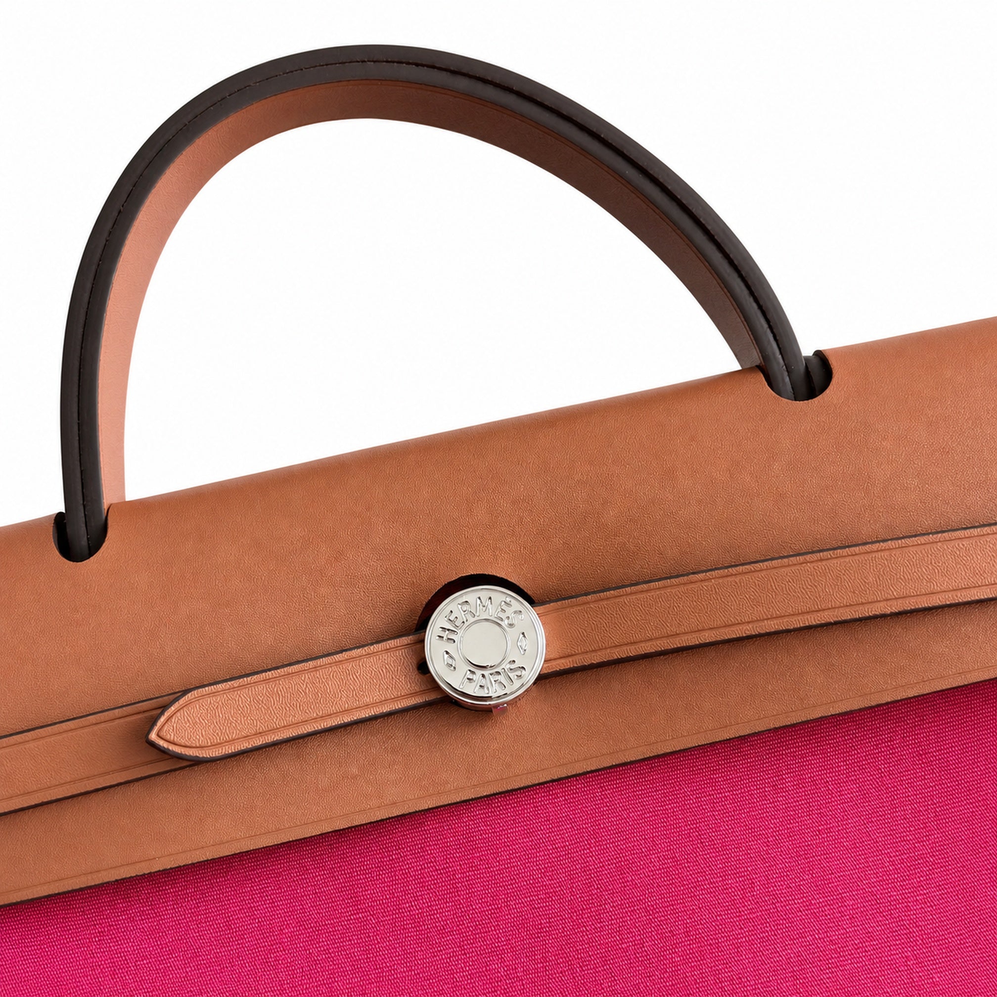Hermers' popular herbag 31cm is designed to be inspired by saddle bags. The body of the bag is made of canvas, and the outer seams, shoulder straps and handbags are made of leather. The appearance is