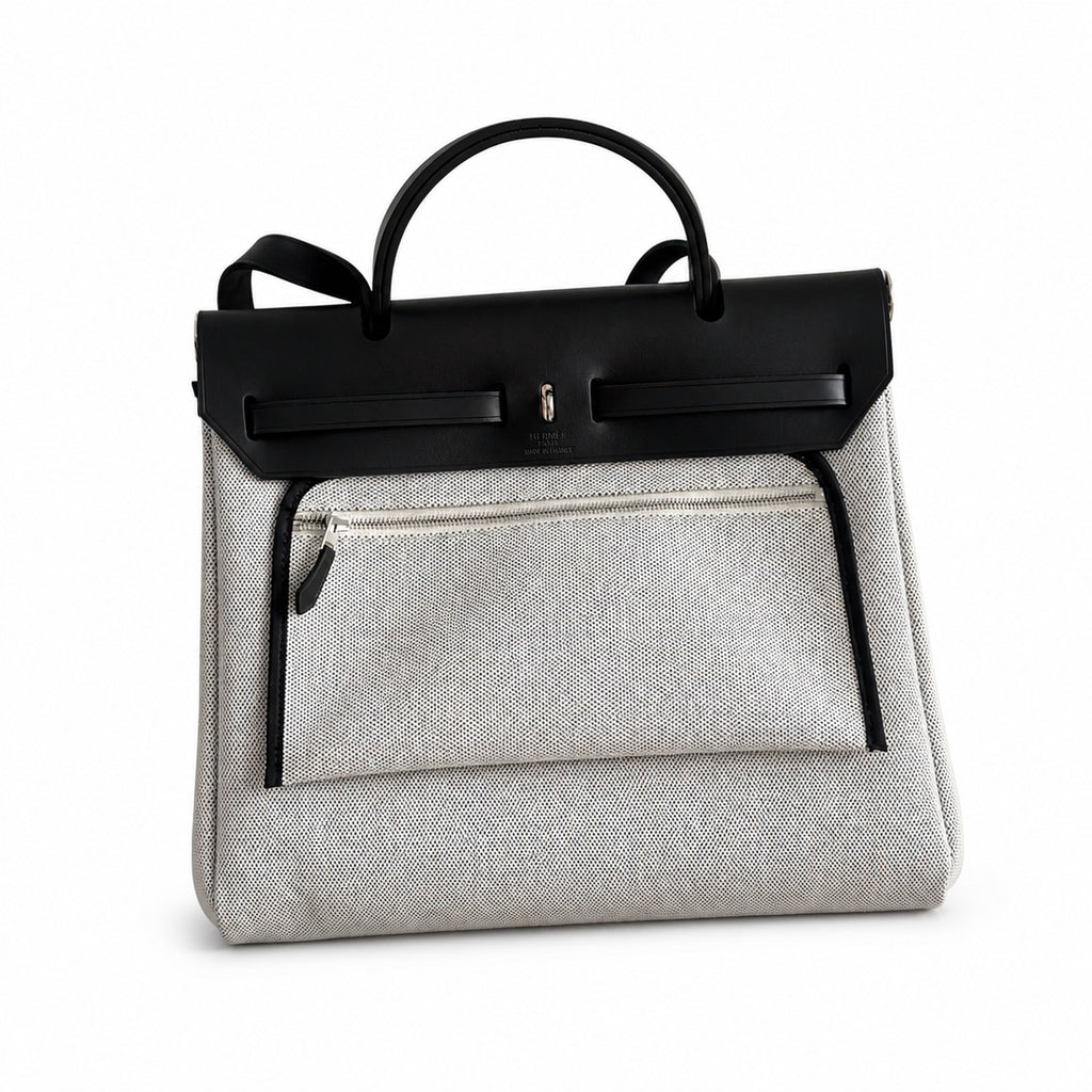 Hermers' popular herbag 31cm is designed to be inspired by saddle bags. The body of the bag is made of canvas, and the inseam, shoulder straps and handle are made of leather. The appearance is very si