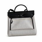 Hermers' popular herbag 31cm is designed to be inspired by saddle bags. The body of the bag is made of canvas, and the inseam, shoulder straps and handle are made of leather. The appearance is very si